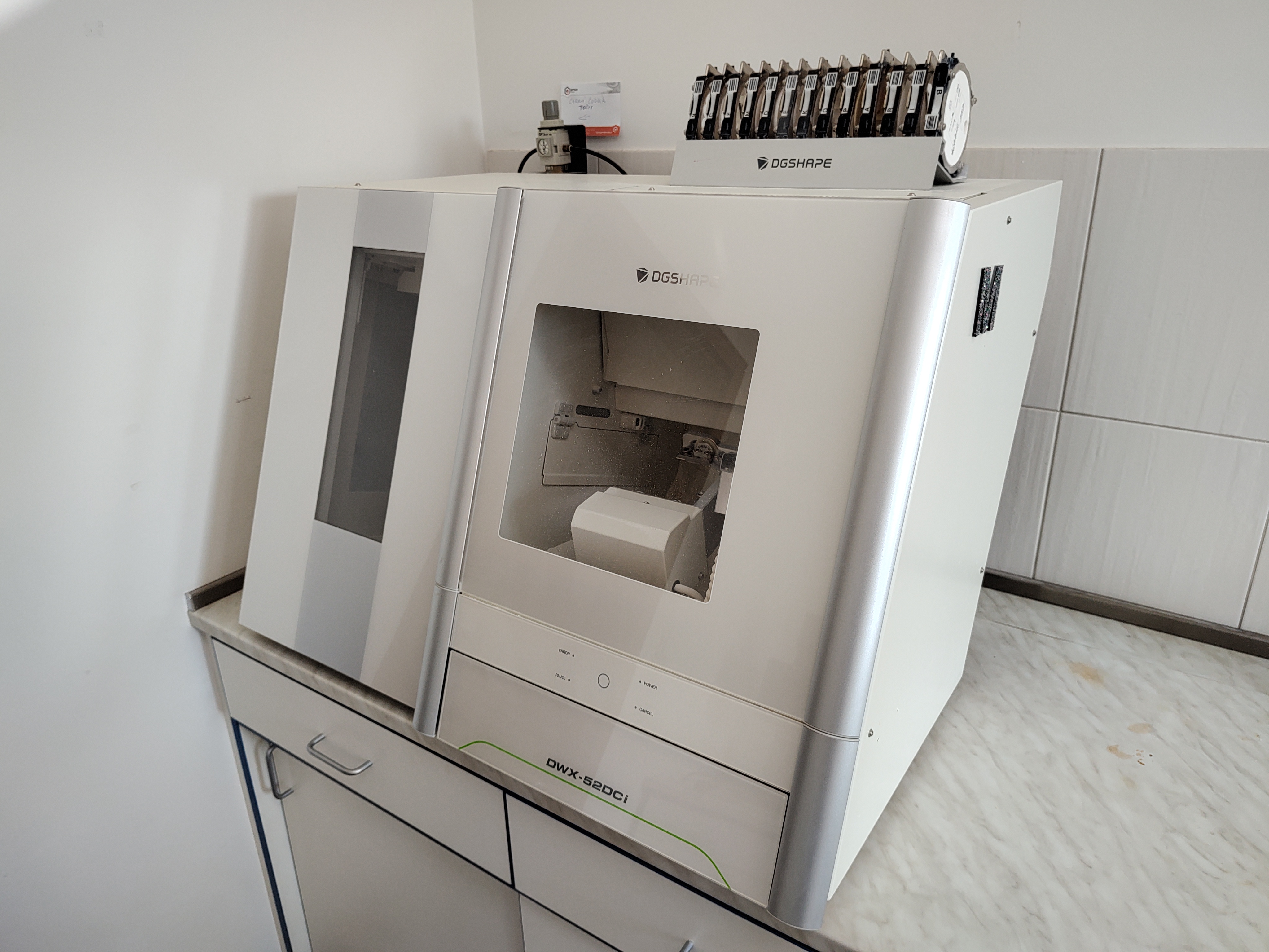 CAD/CAM fréza DGSHAPE v laboratoři